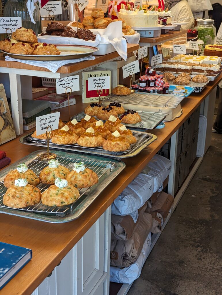 Cafe Layeredの店内並べられたスコーン