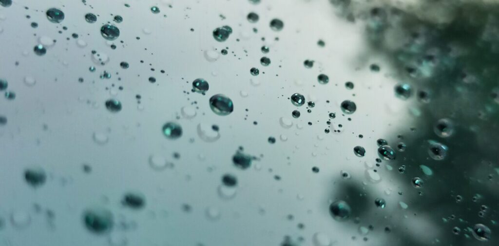 梅雨を連想させる雨のしずく
