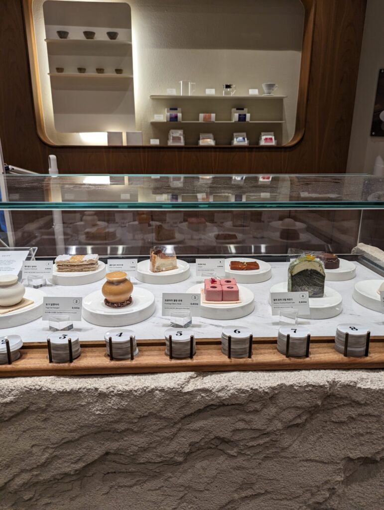 ヨンギョンジェの店内に飾られているケーキのショーケース