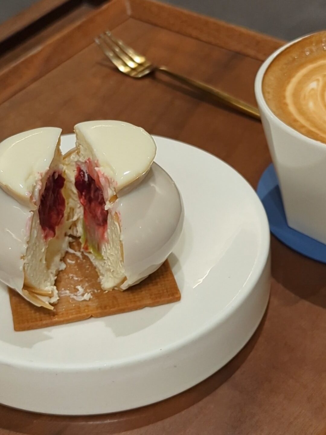 ケーキを真ん中から切った様子。中にはベリー