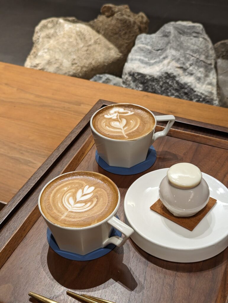 ヨンギョンジェで注文したケーキとカフェラテ2杯