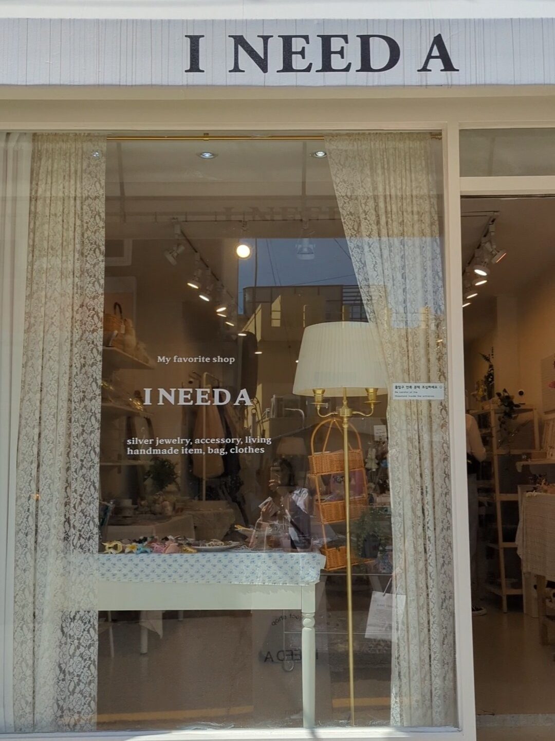 INEEDAショップの外観