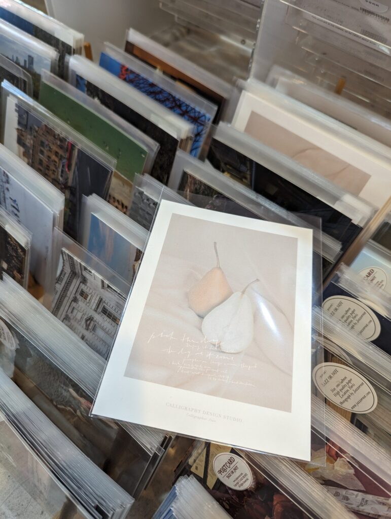 mabellemignon店内に並べられたポストカード