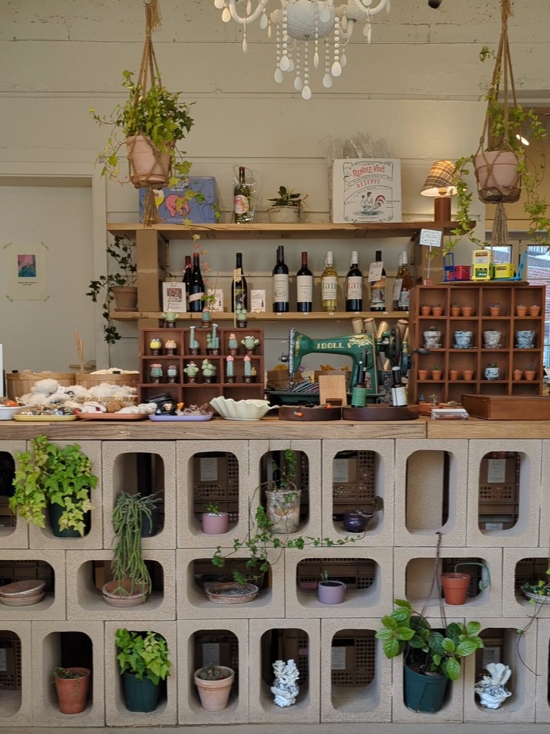 papergardenの店内に並べられたフラワーベースや観葉植物