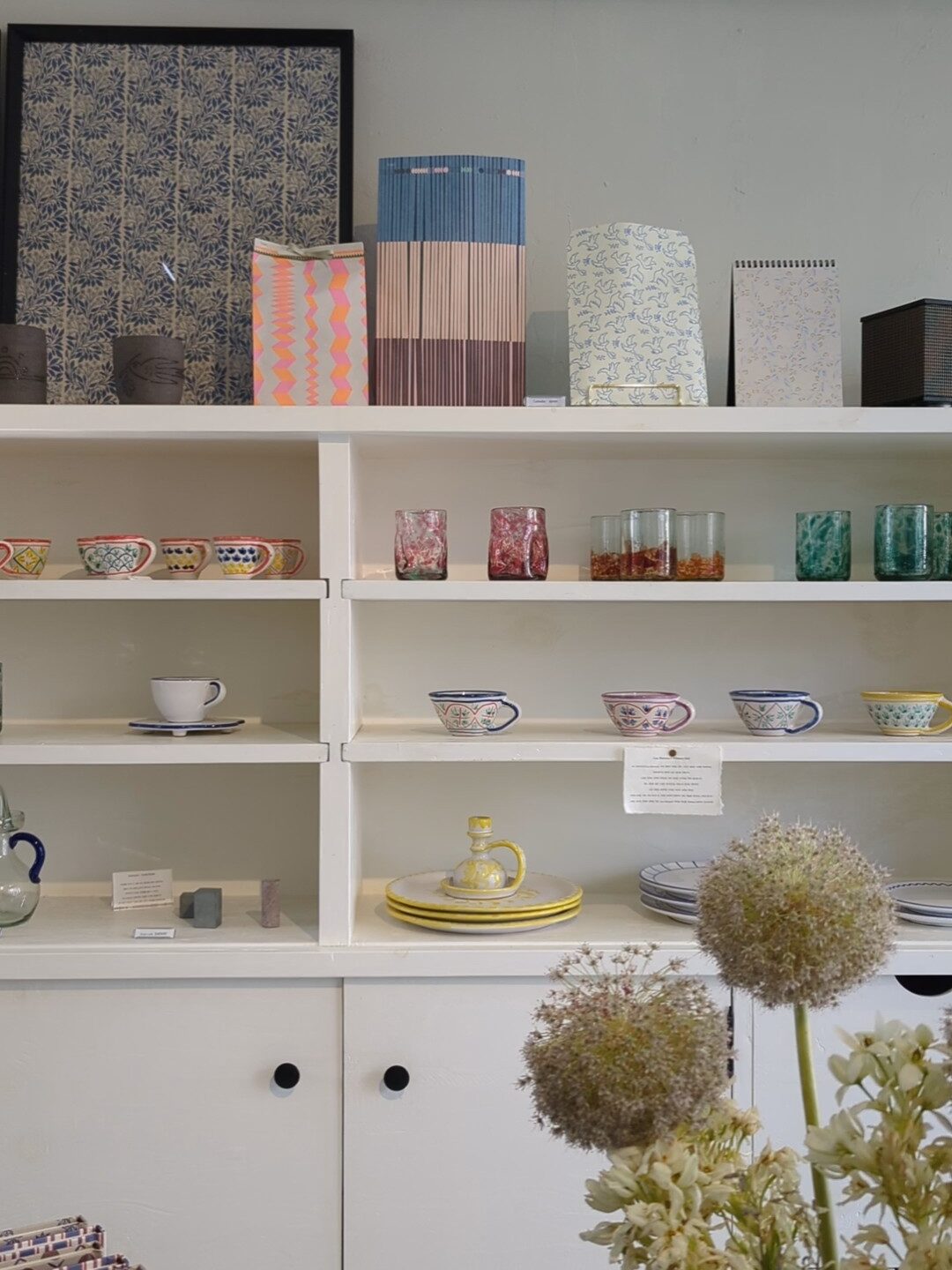 whimseybirdの店内にディスプレイされている食器