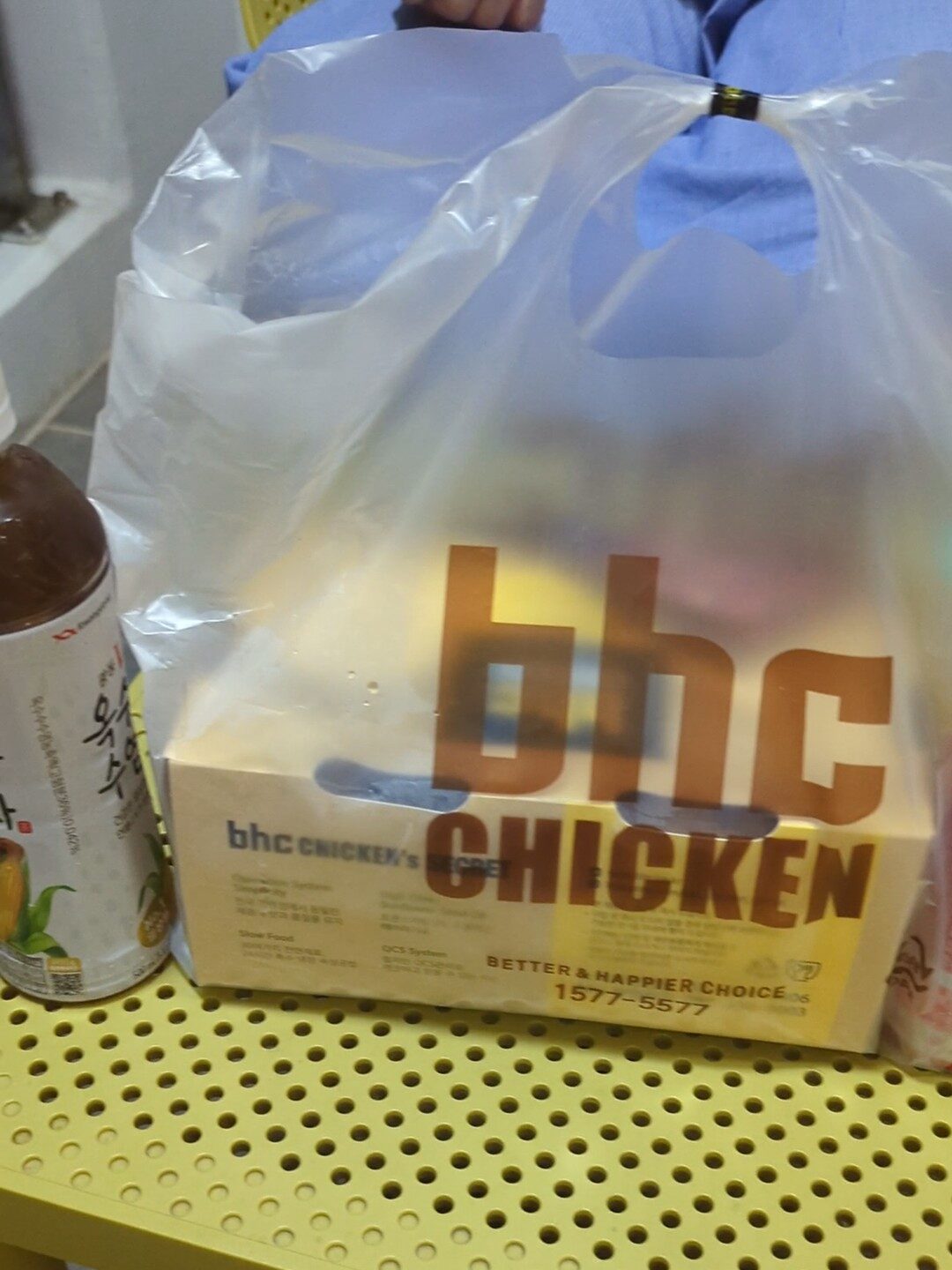 ホテルのテラスでテイクアウトチキン