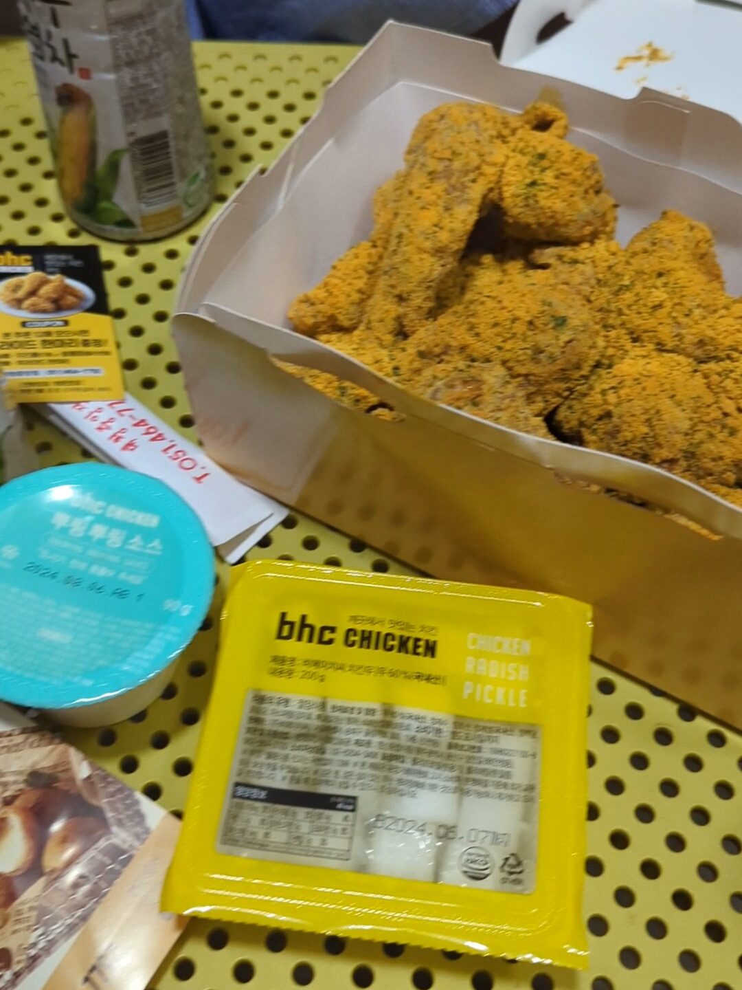 ホテルのテラスで食べるBHCチキン