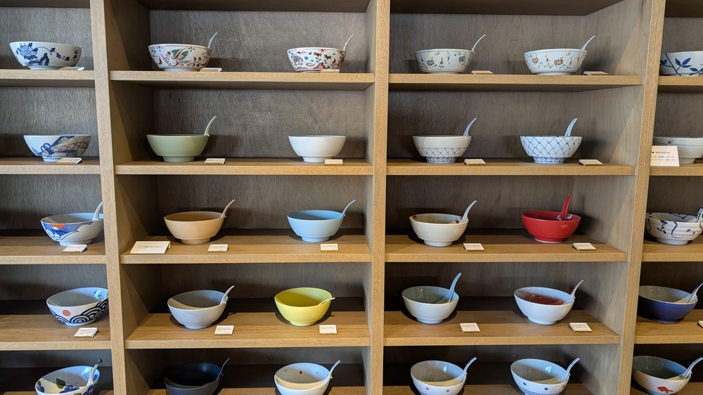 陶器とれんげのセット売りが並んでいる