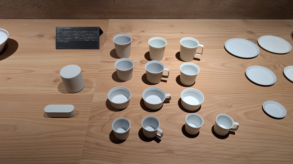 白いうつわが並んでいる